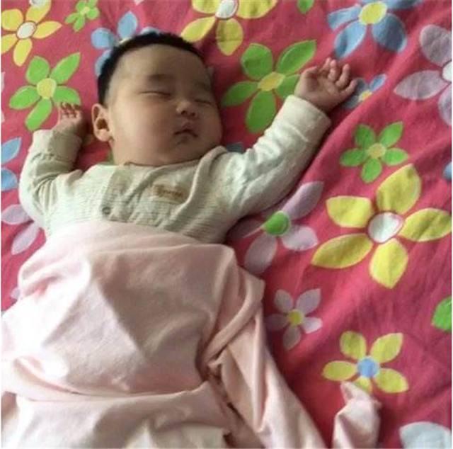 為什麼寶寶喜歡萌翻的「舉手投降」睡姿？原來裡面大有學問 親子 第2張