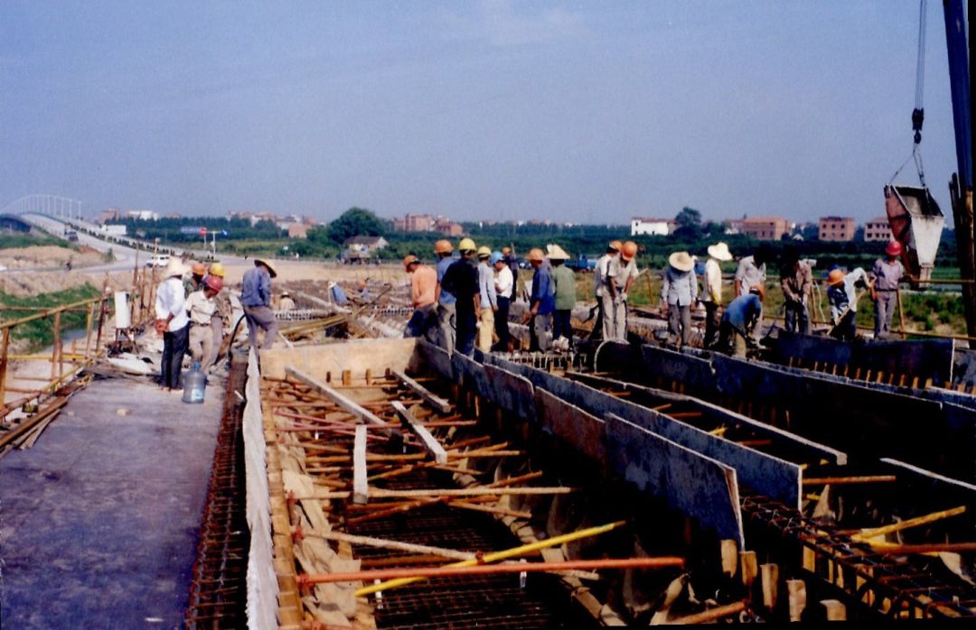 上世纪90年代,中南集团建筑工人在工地施工