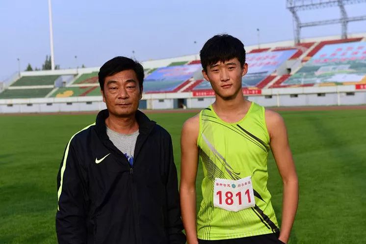 厉害了，临淄中学一学生夺得省运会110米跨栏冠军，看看他和刘翔差几秒?
