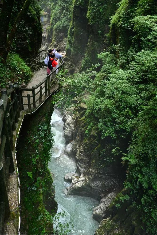 比黄果树瀑布尚宽19米,被称为"亚洲第一瀑布,万州大瀑布群景区山青