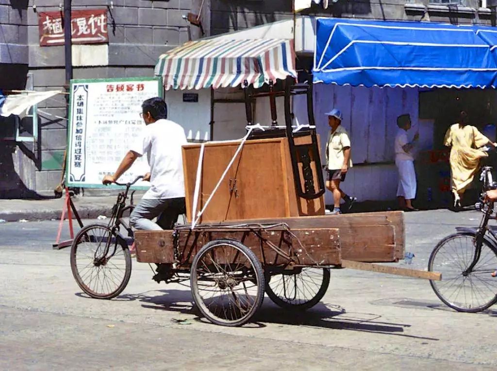 90年代,人们普遍使用三轮车来运输物件.