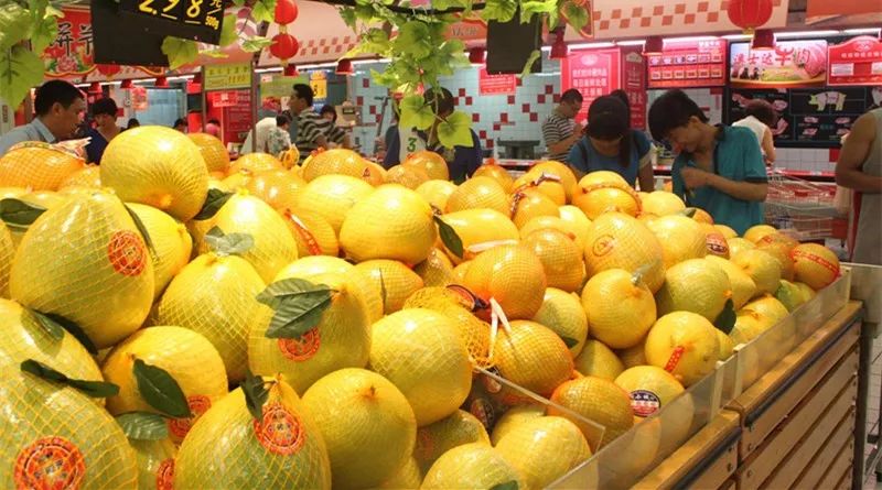 今天去了趟超市 发现柚子占据了水果摊位的一半
