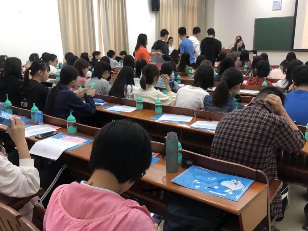 会计金牌讲师华南农业大学公开课现场学生爆满实力圈粉学生心动不如