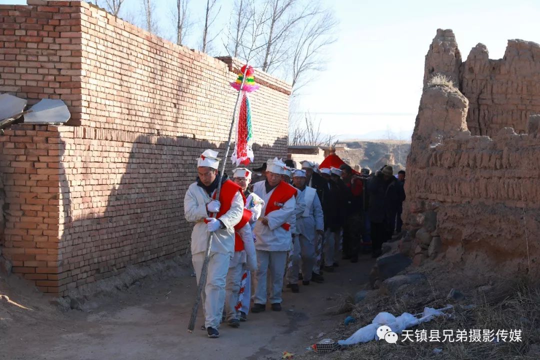 在村子中心,队伍停了下来,引魂幡被要求立在棺木前方,然后阴阳带领