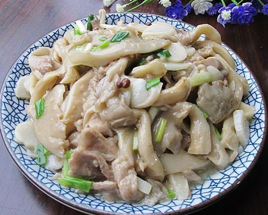 食材:平菇适量辅料:孜然粉适量,盐,生抽适量,素蚝油(可不消)适量,小