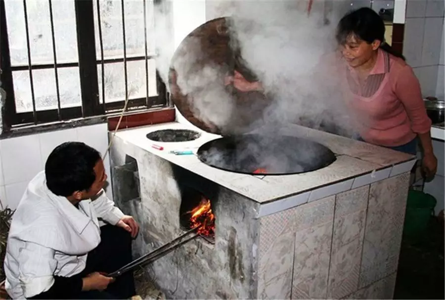 砖砌的土灶被烟熏的发黑,厨房里烟雾缭绕,做饭宛如.