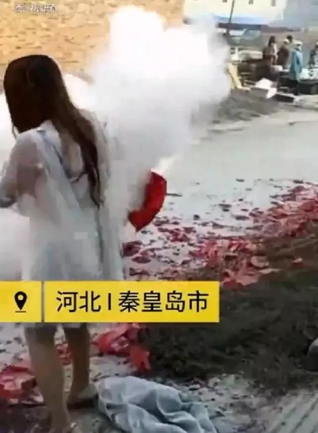 关注低俗婚闹何时休用干粉灭火器接亲有人当场翻脸