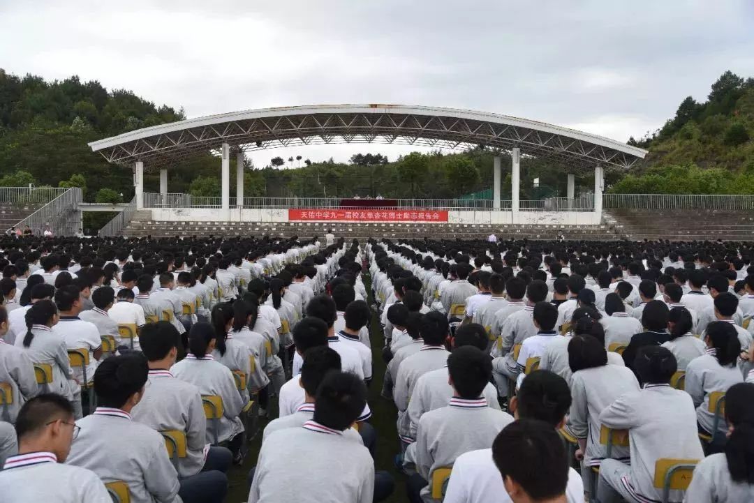 9月底,党的十九大代表单杏花在我县天佑中学,婺源中学,朱子中学,思口