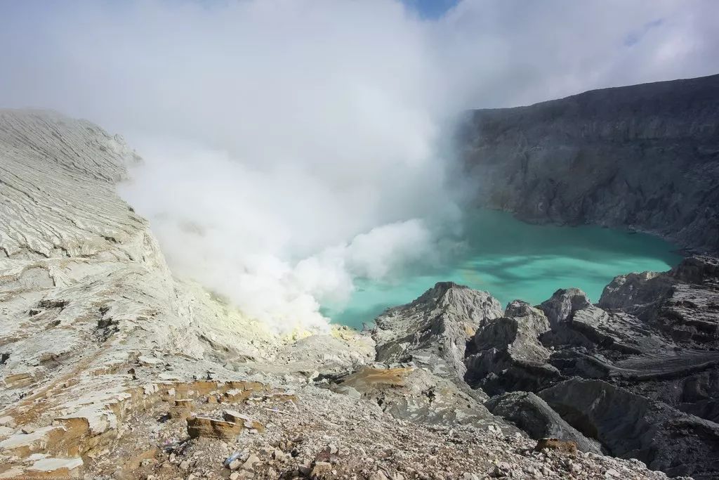 卡瓦伊真火山位于印度尼西亚爪哇岛东部 它拥有全世界酸性最强的火山