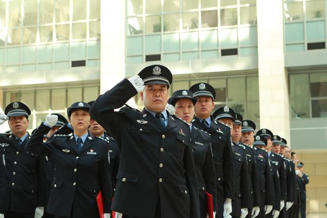 北京法院举行司法警察警衔首次授衔仪式