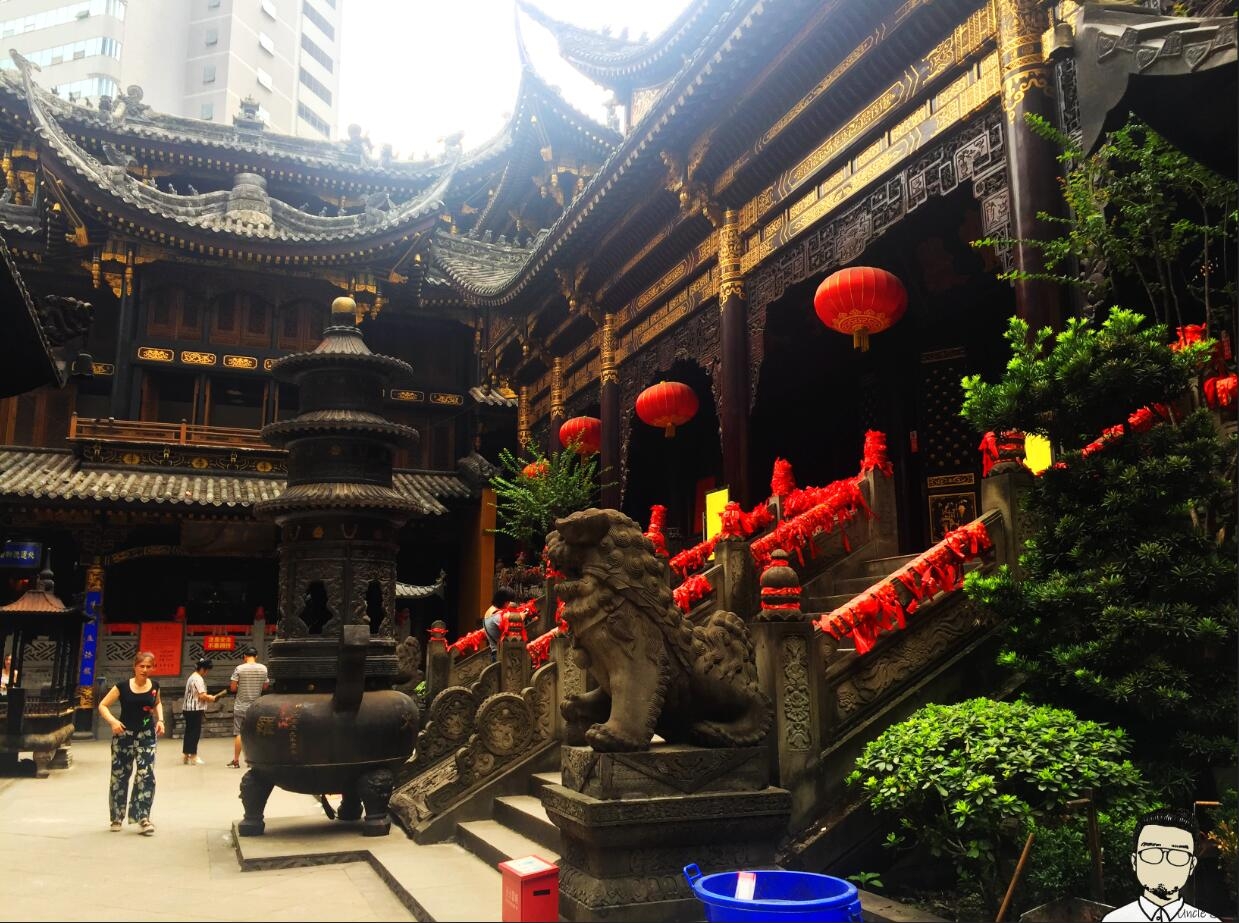 重庆最有意思的寺庙,隐藏于闹市之间,地铁从寺庙下面通过