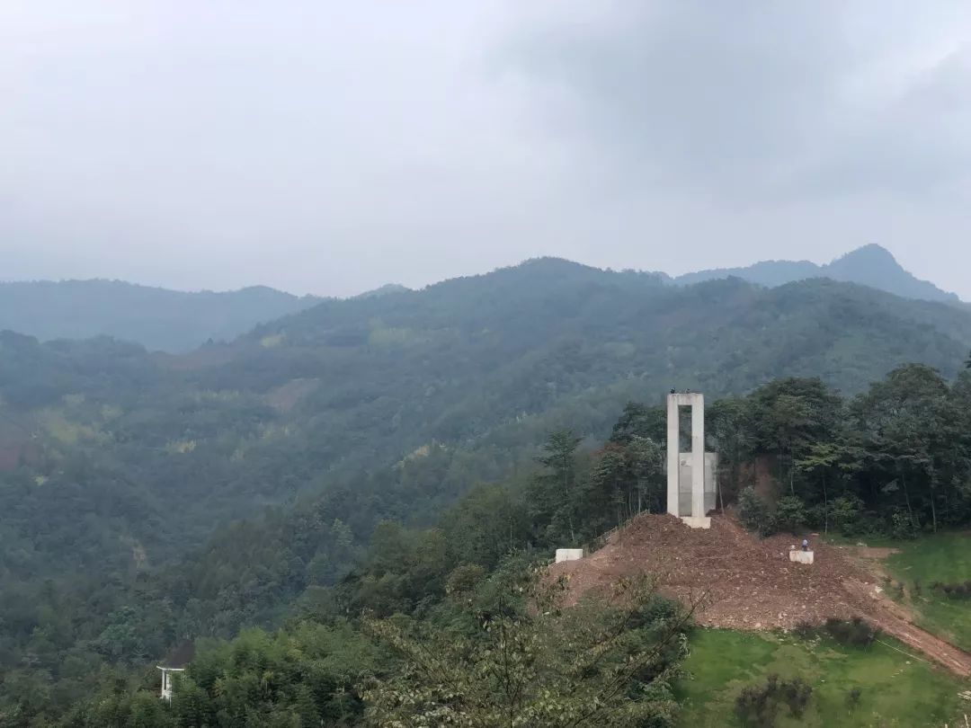 来这里赏漫山百合,玩空中溜索,住360度窗景酒店,浪漫