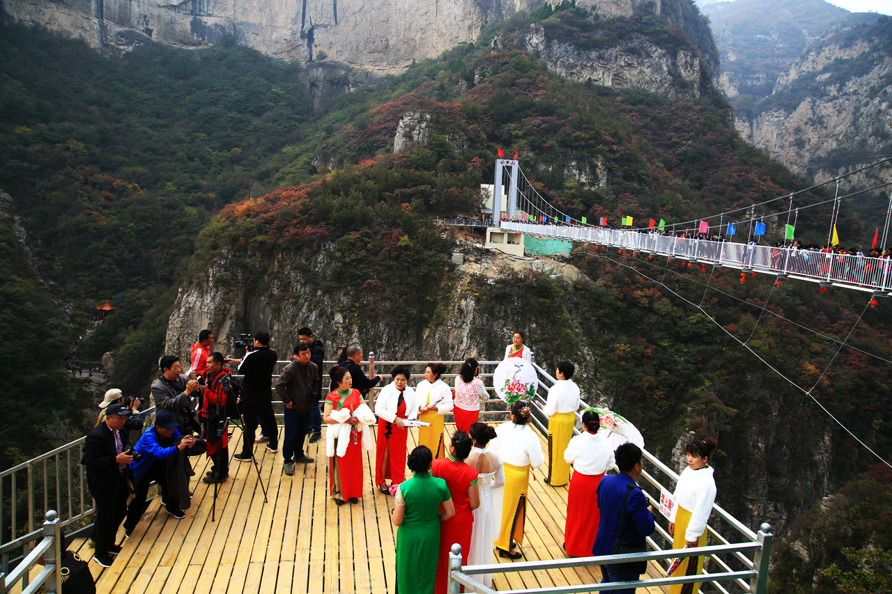 今年十月上云蒙山,感觉有点振奋,一是观光电梯,玻璃栈道建起来了,可以