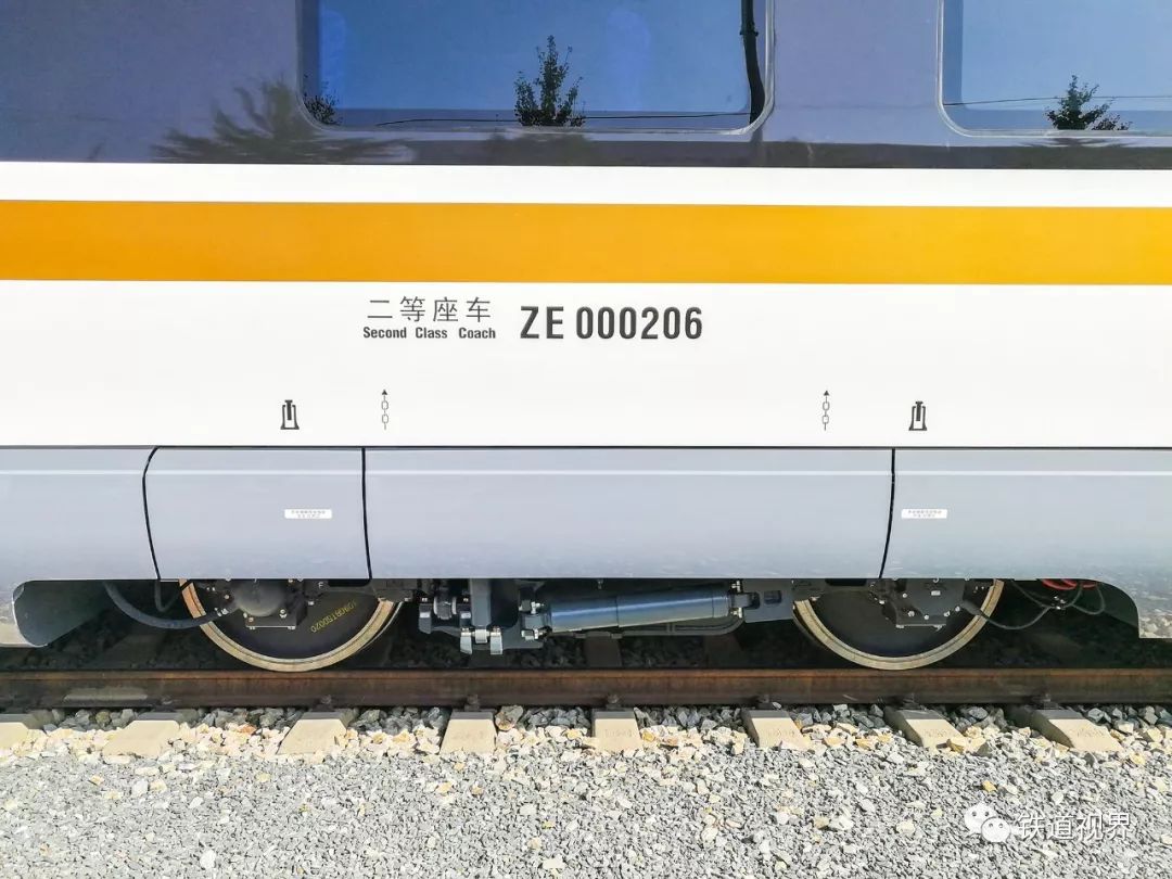 cr300bf-0002号动车组的06车,为无动力的拖车,采用轴盘制动,制动盘不