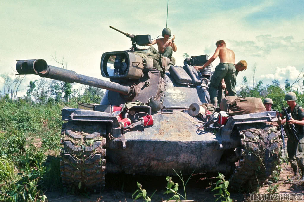 越南战场上的美国海军陆战队 开坦克在丛林中搜索游击队