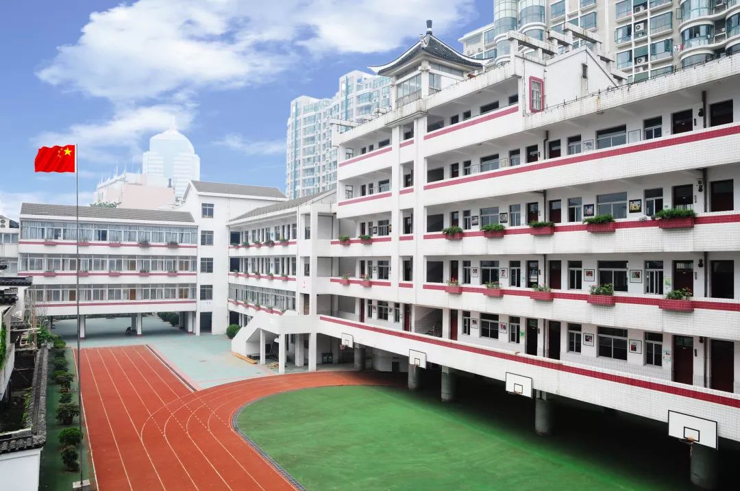 以百年名校常州市觅渡桥小学为核心,与常州市广化小学,常州市冠英实验