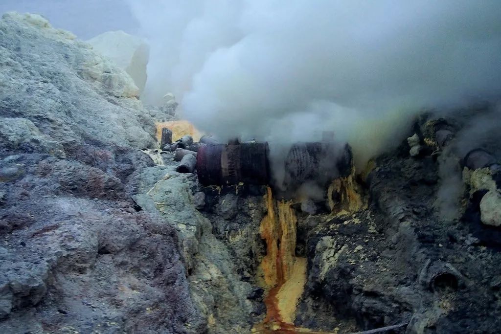 专家称 这一奇景的出现 主要是由于火山口内喷发的液态硫温度过高