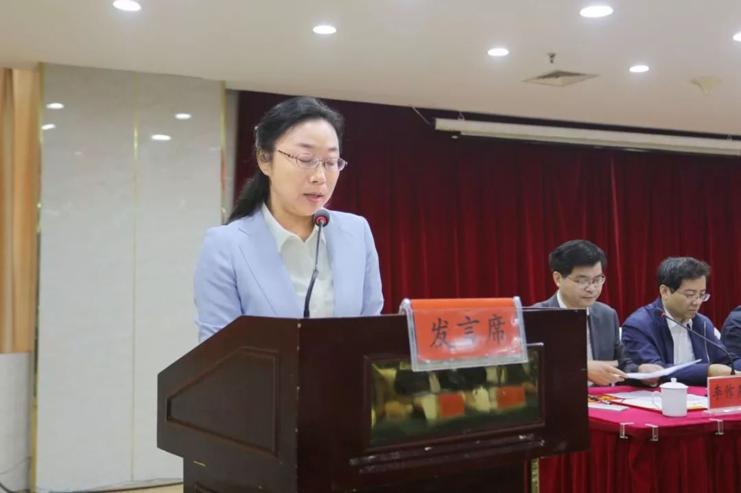 无为县委常委,宣传部长陈红琴宣读《无为县2018年"扶贫日"倡议书》.