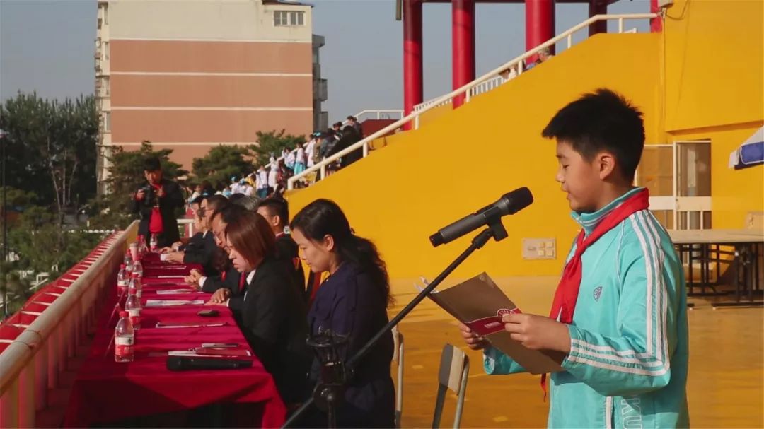 五(1)班肖劲辰同学代表运动员宣誓校长徐二会宣布北大附属实验学校第