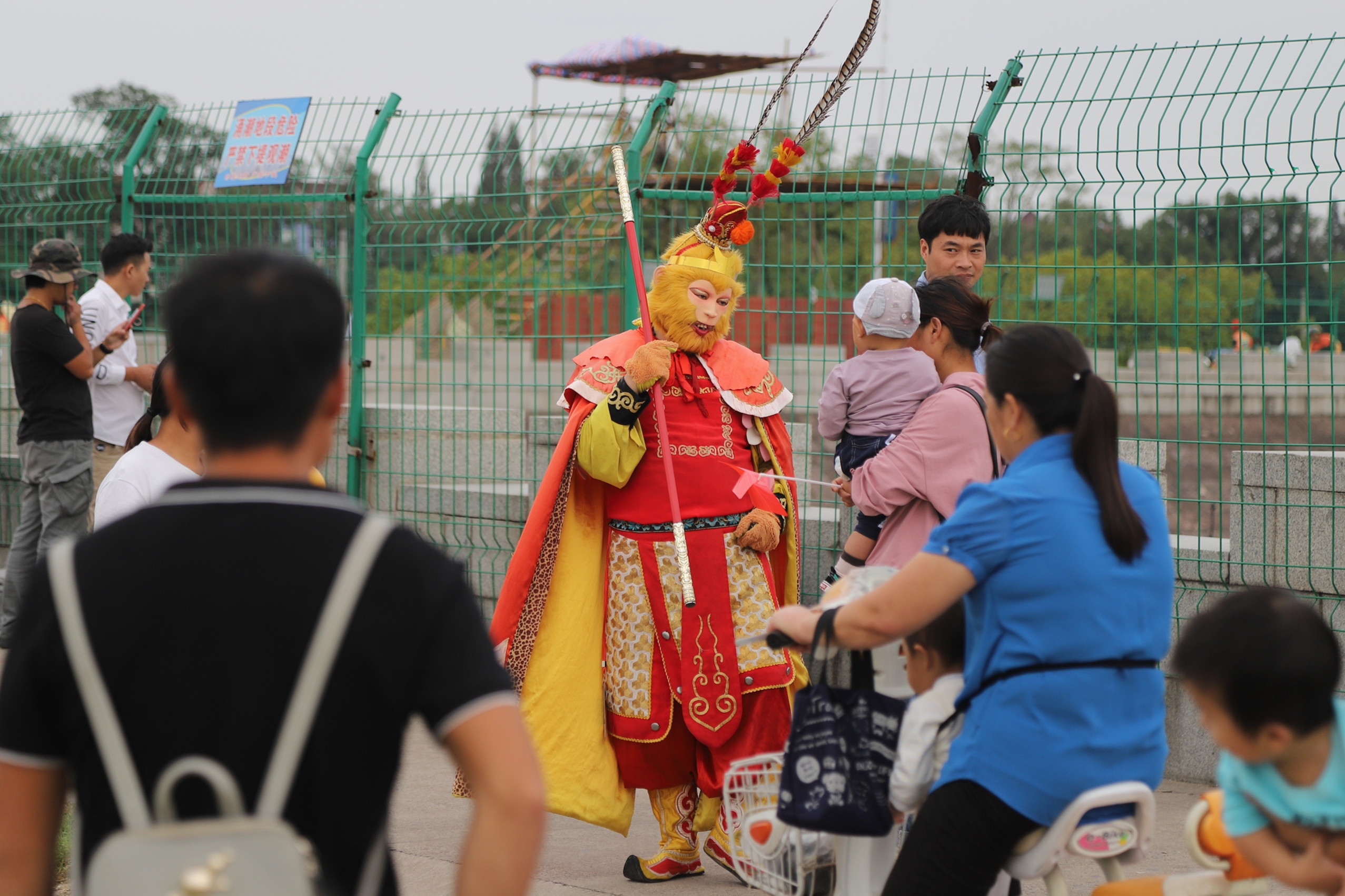 "孙悟空"见人就热情招呼合影,随后拿出一张卡片,游人蒙圈了