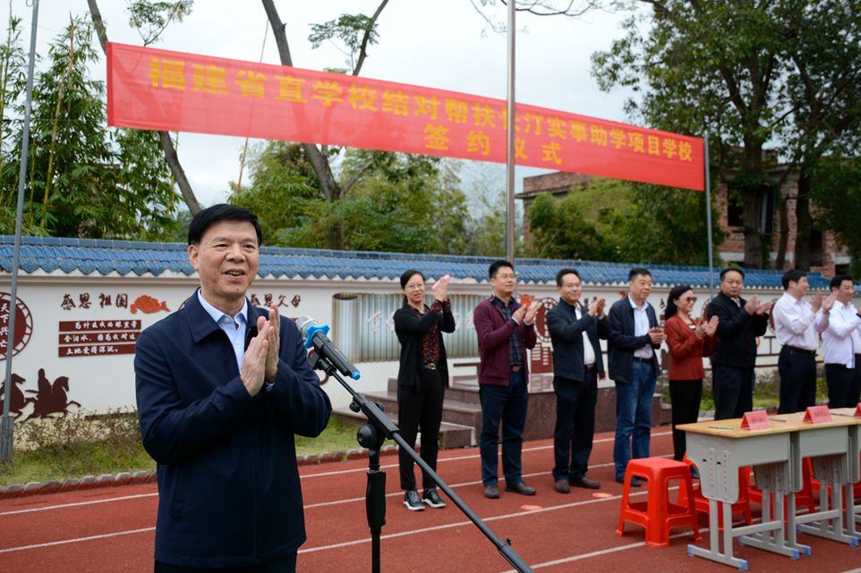 省人大常委会副主任,党组书记张广敏宣布活动启动