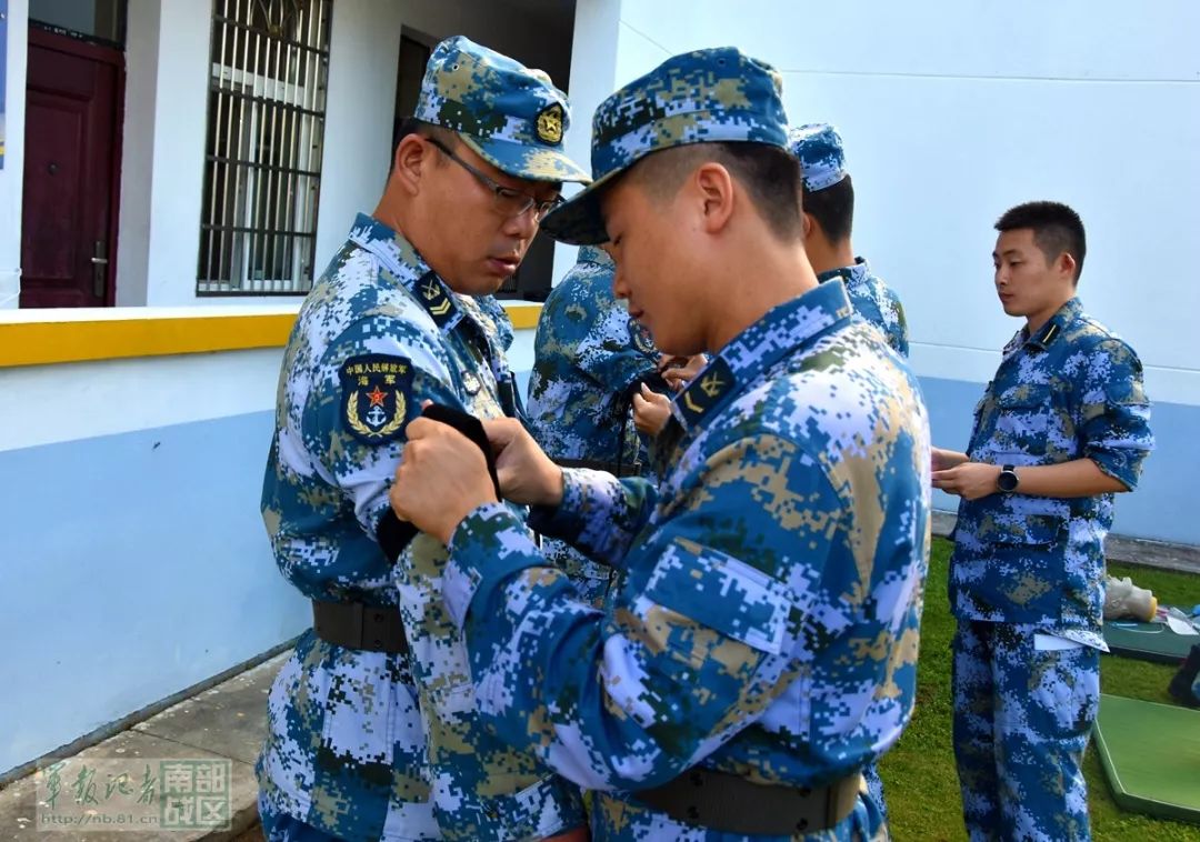 南部战区海军航空兵组织群众性战伤救治技术练兵活动