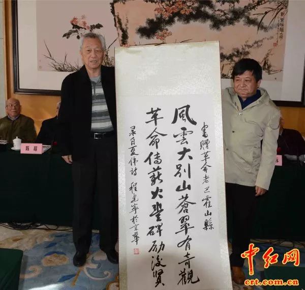 程建宁将军(左)向革命老区霍山县人民政府赠送墨宝.(中红网陈胜摄)