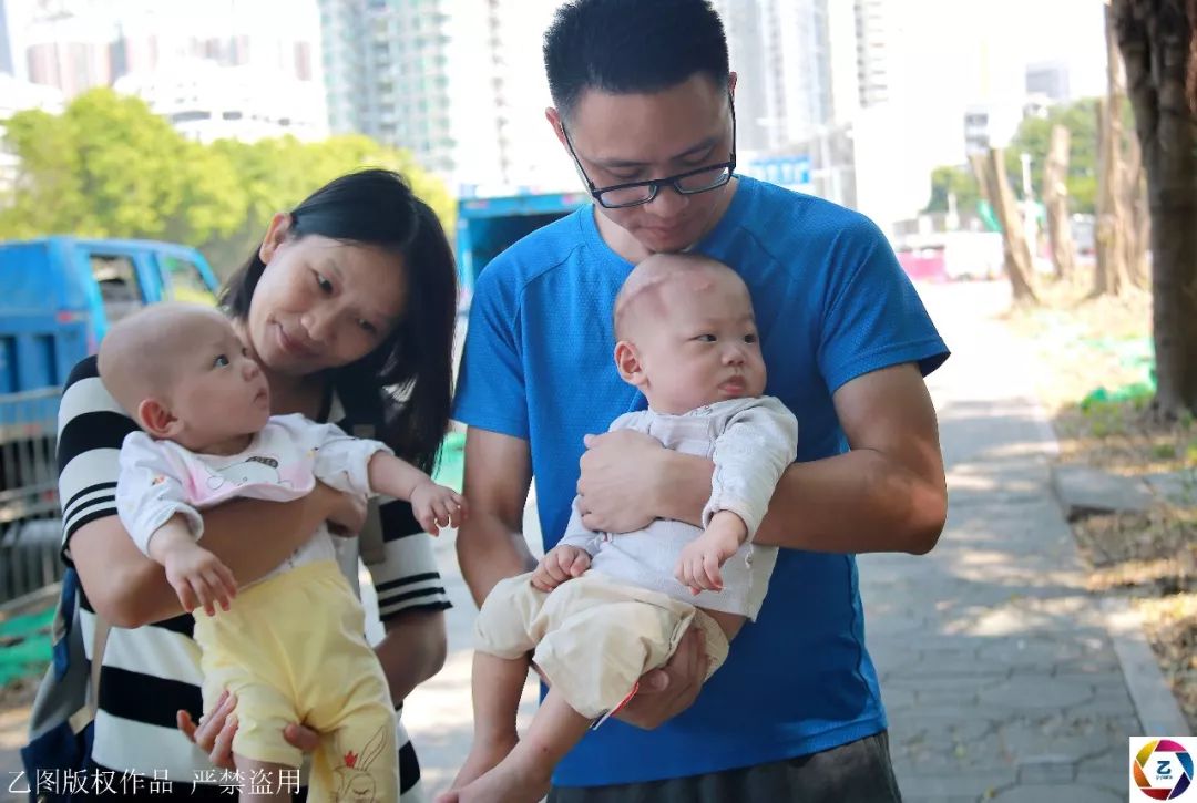 双胞胎早产仅巴掌大，手术时突然握住医生手指，想活下去