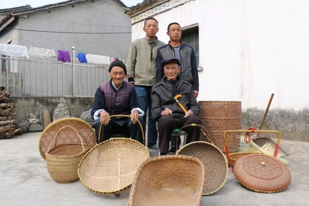 除了汤老,还有汤老的儿子汤卫兵,弟弟汤德熬及其子汤国民,均是远近