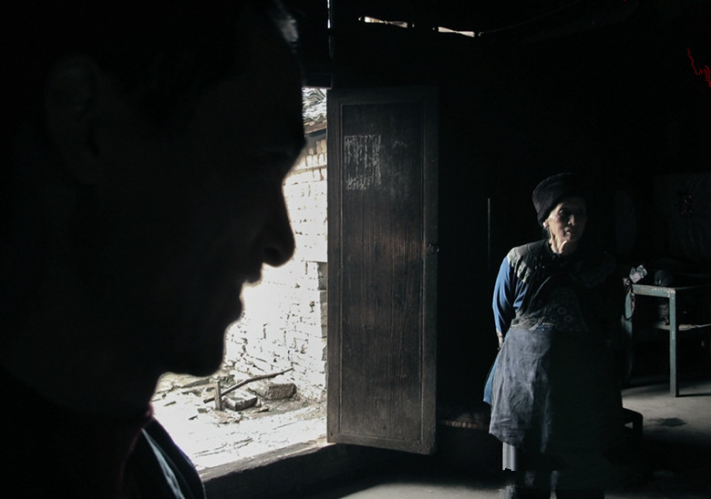 苗族神秘的"祭鬼洗屋"习俗,毕摩作法驱鬼,牵着公鸡鼻子洗屋