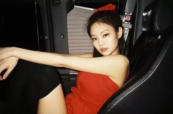 jennie其实不算是典型的韩国美女长相,她属于猫系长相 小方肉脸.