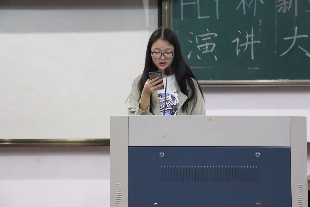 参赛选手 卢子璇即兴演讲每张嫩叶都会长出不同的纹路待到秋季以不同