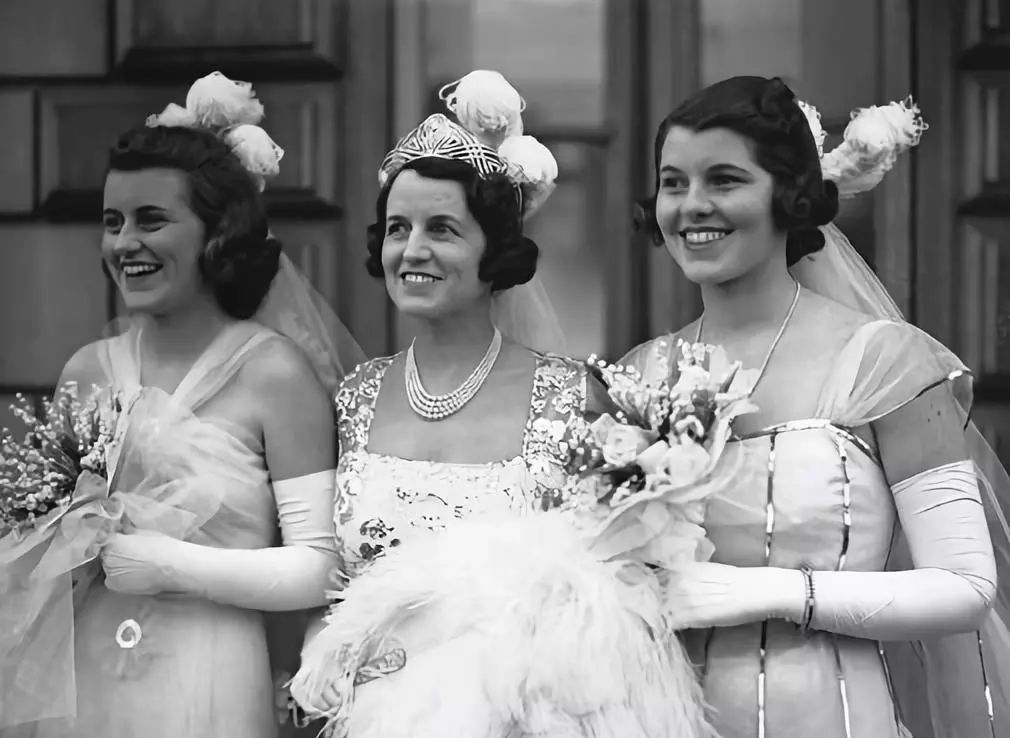 1938 年的凯瑟琳(左),罗斯和罗斯玛丽·肯尼迪(右) 不过,大多数人都