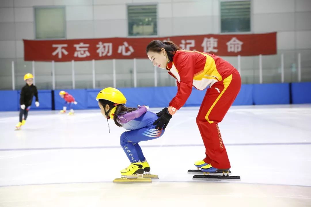 而在未来的很长一段时间里华星冰雪短道速滑俱乐部也将邀请赵楠楠