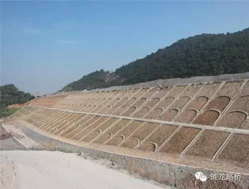 边坡防护填方路基浆砌骨架边坡施工①按设计要求开挖基坑,准确控制