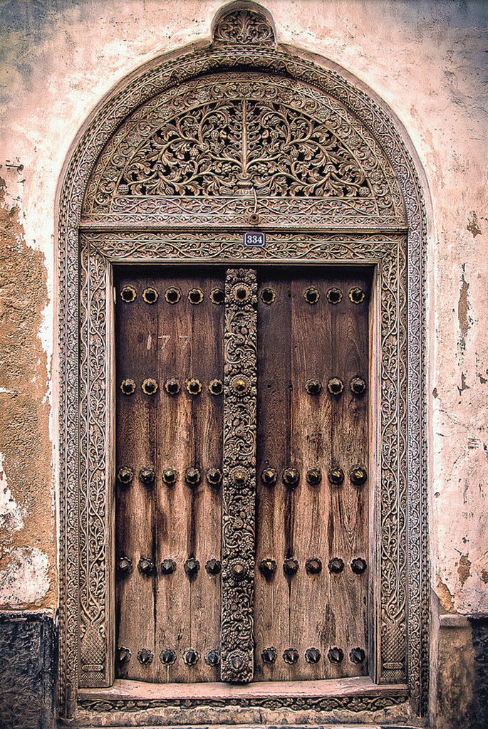 除此之外,印度人和阿拉伯人房子的大门装饰风格也截然不同,印度人的