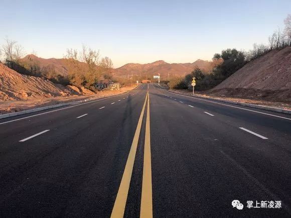 凌源市区直达京沈高铁牛河梁车站快速路已经竣工通车,家乡人可以乘车