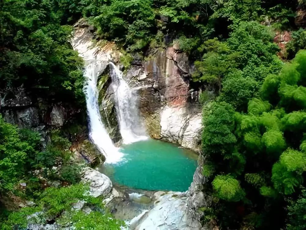 江南大峡谷以其神秘而诱人,以其秀美而揽胜,境内景点很多,有清澈见底