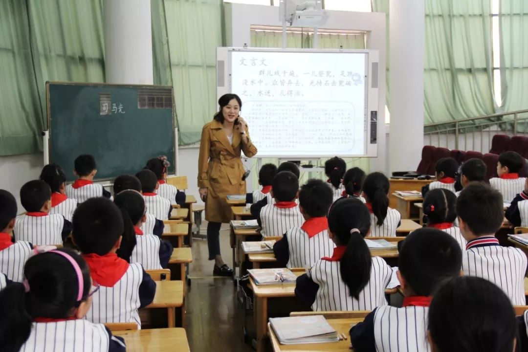 《总也倒不了的老屋》本次课堂节小学语文专场活动,由覃晓丽老师主持