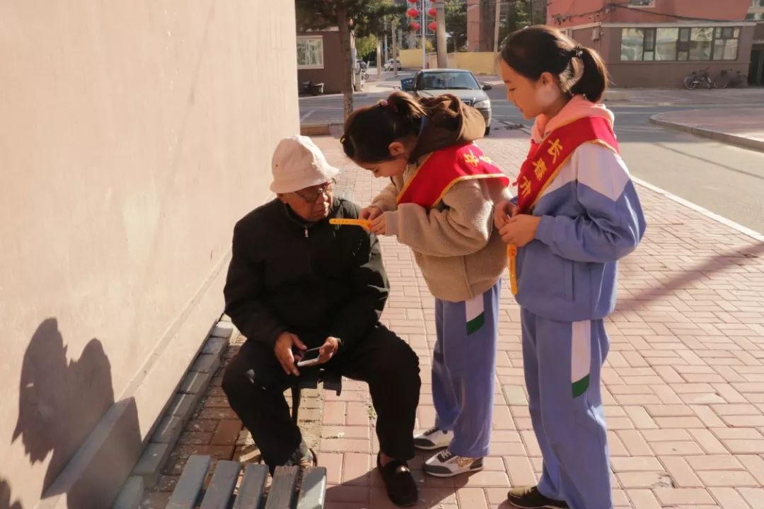 们在处于危险或茫然时,别人能看见黄手环内置的老人信息送他们回家