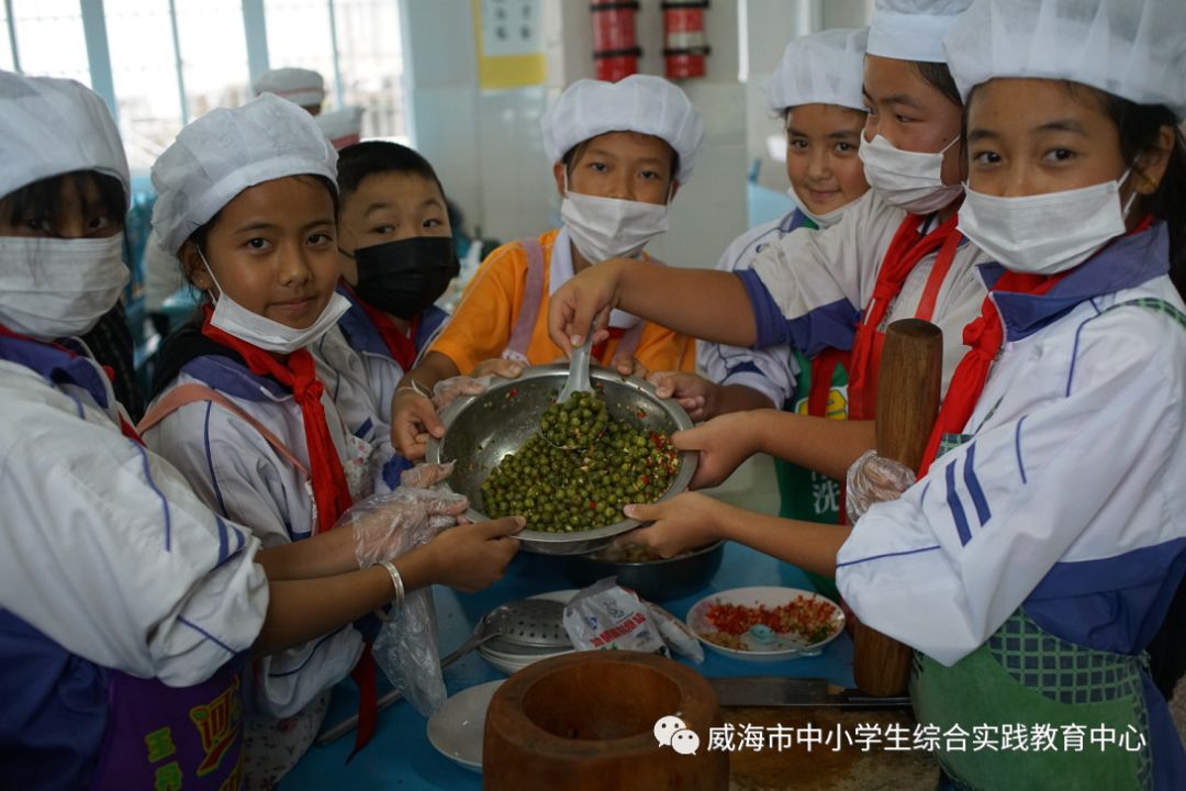 国门小学学生制作佤族特色美食