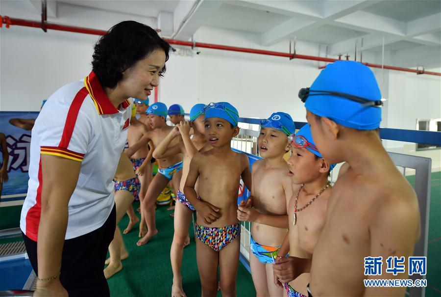 课在海口港湾游泳馆举行,奥运会跳水冠军许艳梅为小学员教授游泳技能