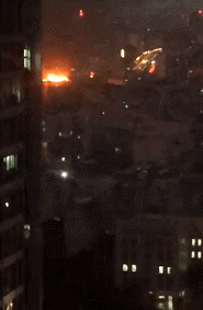 厦门龙山桥附近一居民楼屋顶着火!黑烟滚滚,火光