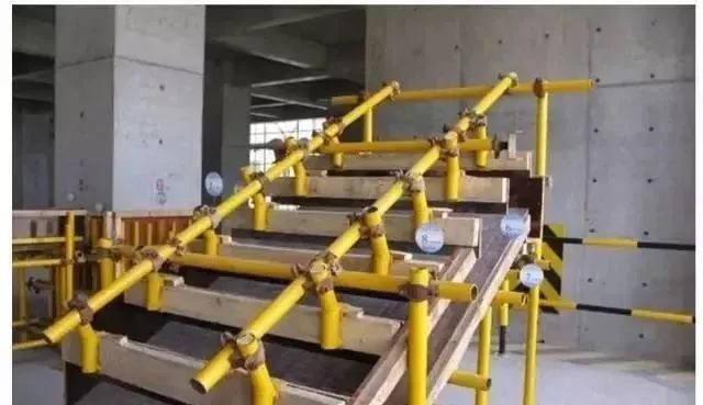木模板楼梯踏步定型化支模实例
