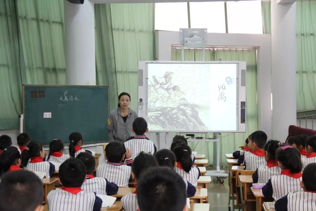 《总也倒不了的老屋》本次课堂节小学语文专场活动,由覃晓丽老师主持