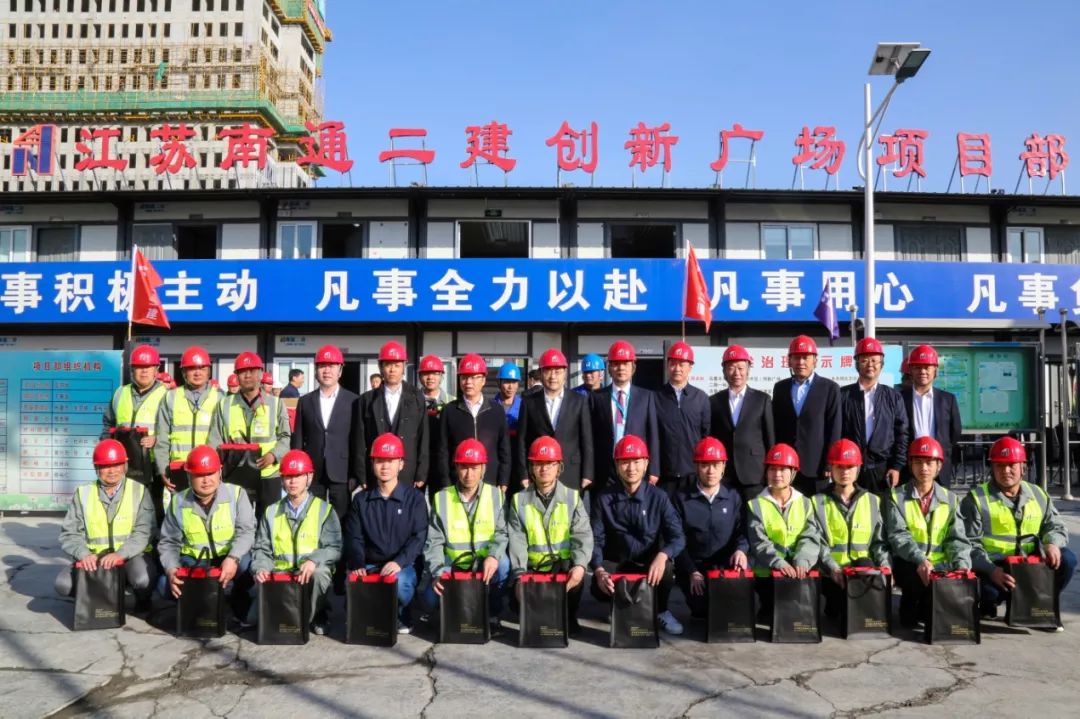 苏新两省区领导视察南通二建在疆建设项目