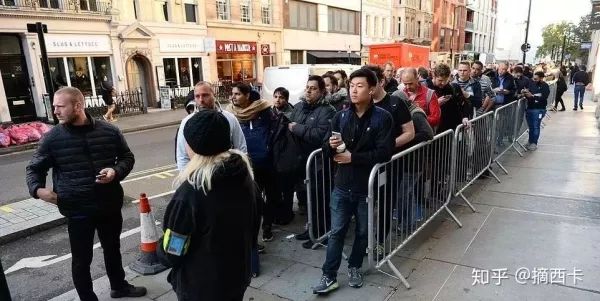 iPhone XS倫敦首發日，華為在門口送蘋果汁，搞事情啊！ 科技 第1張