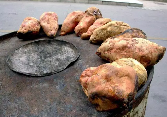 街边小贩一是无卫生许可证;二是烤红薯所用的铁桶,可能是汽油桶