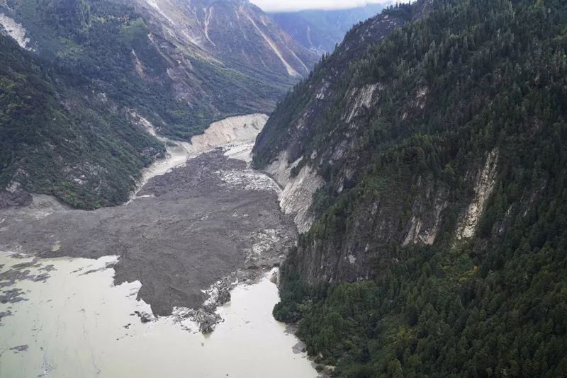 西藏林芝市米林县派镇加拉村附近的雅鲁藏布江河谷发生山体滑坡灾害