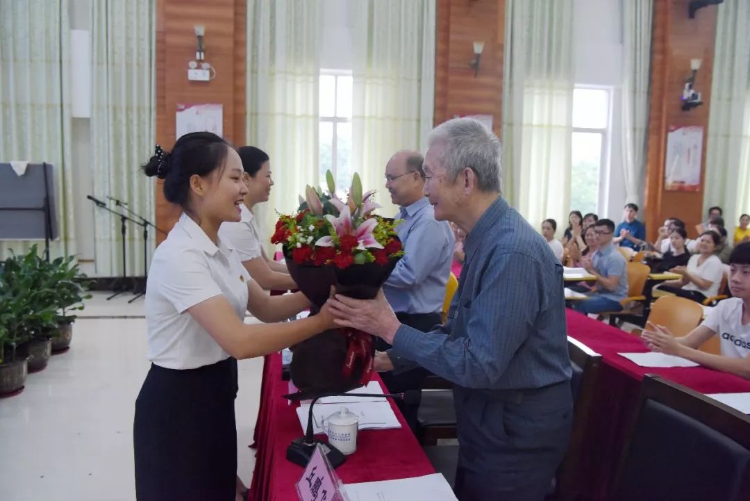 【培训】廉江市人民医院千名青年员工接受感恩文化培训_吴志荣